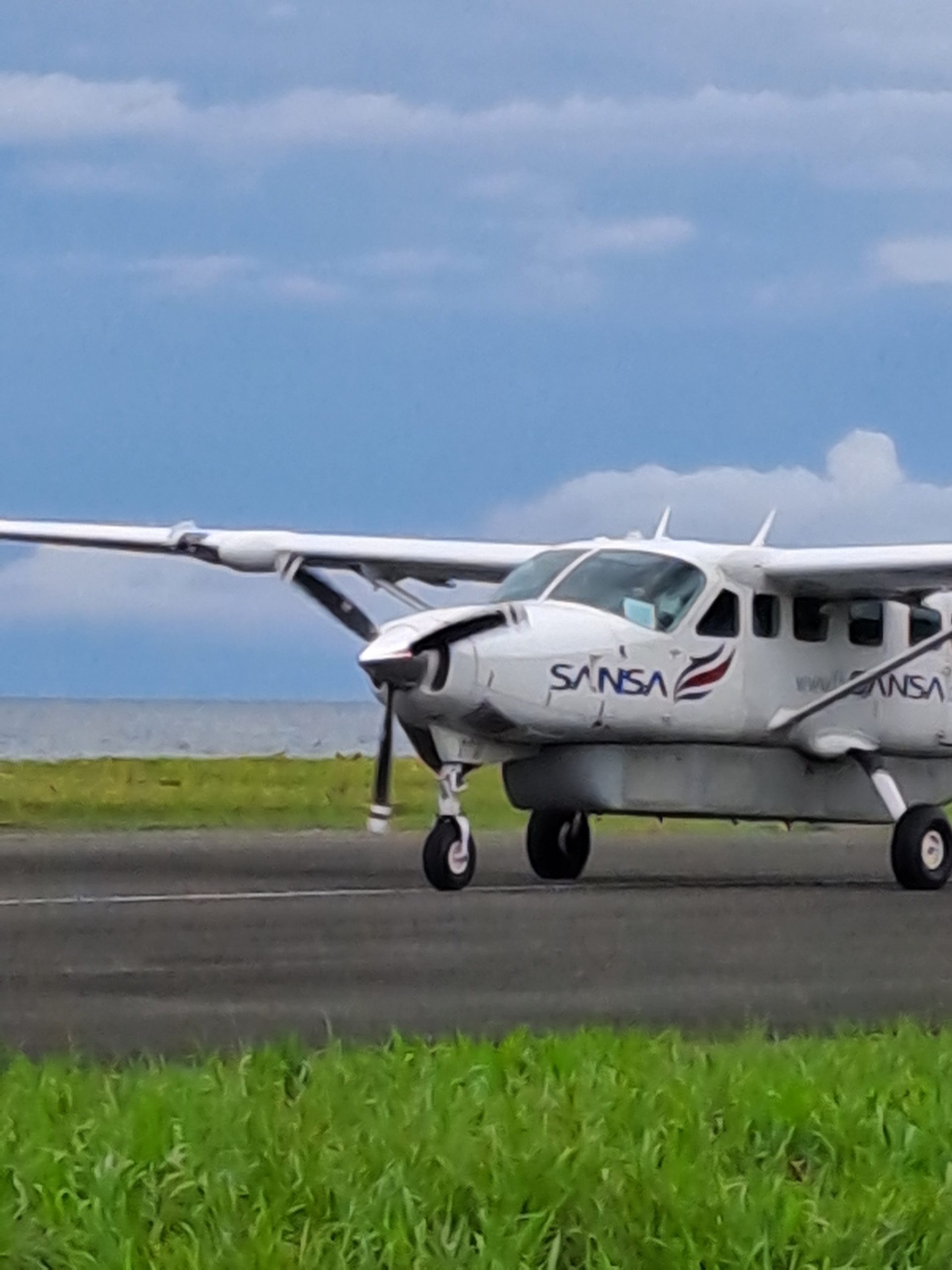 Sansa plane at Límon Airport
